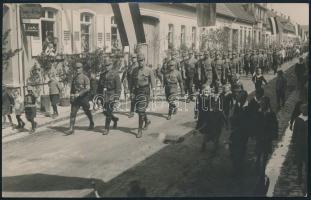 cca 1930 SA katonák felvonulása, nemzeti lobogókkal feldíszített utcán, az ablakokban horogkeresztes zászlókkal, fotó, 8,5x13,5 cm