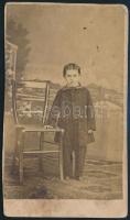 cca 1860 Komoly kisfiú, keményhátú fotó Carl Lacher nagybányai műterméből, 10×5,5 cm