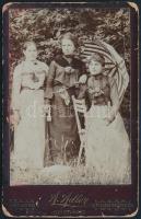 cca 1900 Három grácia, keményhátú fotó Adler Alfréd brassói műterméből, kopásnyomokkal, 10,5×6,5 cm