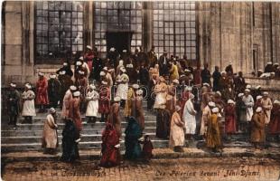 Constantinople, Instanbul; Les Pélerins devant Jéni-Djami / pilgrims in front of Yeni Cami (New Mosque) (tear)