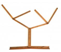 Hordozható kottatartó, egy darabja hiányzik, kihajtva: 36,5x37 cm, összecsukva: 18,5x4 cm