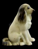 Hollóházi porcelán kutya, kézzel festett, jelzett, apró lepattanással, m: 15 cm