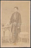 cca 1865 Fiatal férfi portréja, keményhátú fotó Stockmann aradi műterméből, 10,5×6,5 cm