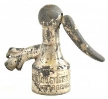 1935 'Megváltó Gyógyszertár, Magyargencs/Vető Sándor, Bp', feliratú fém szódásüvegfej, 'madárfejes' kiöntő résszel, jelzett, kopott, 10x7 cm