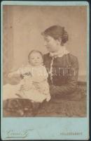 cca 1898 Nő gyermekkel, kerményhátú fotó Veress Ferenc (1832-1916) kolozsvári műterméből, 16×10 cm
