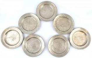 Berndorf alpakka tányérok, 7 db, jelzett, kopott, foltos, a tányérok szélén olvashatatlan felirattal, d: 20,5 cm