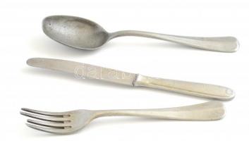 Régi aluminium étkészlet tétel, 3 db, kés, villa, kanál, jelzettek, (a késen különböző jelzéssel), kopottak, a villa egyik fogán hiánnyal, h: 21 és 19,5 cm közötti méretben