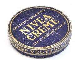 Nivea Creme, kopott fém doboz, benne gombostűkkel, 7,5x1,5 cm
