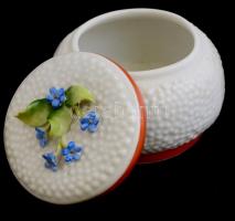 Alt Wien porcleán ékszeres dobozka. Kézzel festett, jelzett, apró lepattanással m:6 cm, d: 7,5 cm