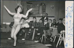 cca 1960-1970 Táncosnő, fotólap, 14×10 cm