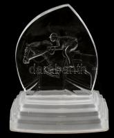 Cristal dArques francia üveg (kristályüveg) dísztárgy lóugratás motívummal, címkével jelzett, talapzat alsó peremén csorbával, m: 19 cm,