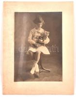 cca 1920-1930 Kislány macival, kartonra kasírozott fotó, 23×16 cm