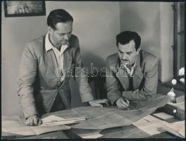cca 1950 Kertai Ede és Mátrai István mérnökök a tiszalöki vízerőmű tervezése közben, a hátoldalon feliratozva, 16,5x22 cm+Kertai Ede vízépítő mérnökről szóló gépelt irattal.