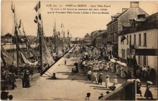 Port-en-Bessin-Huppain, Quai Félix-Faure, Ce nom a été donné en souvenir des deux visites que le Président Félix Faure a faites a Port-en-Bessin / quay, fishing boats