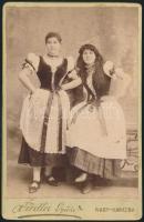 cca 1900-1910 Nők népviseletben, keményhátú fotó, Siedler Gyula nagykanizsai műterméből, 14,5x10,5 cm