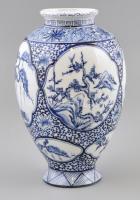 Kínai kék-fehér porcelán váza, kézzel festett, jelzetlen, kis kopásokkal, m: 19 cm