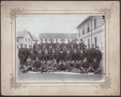 cca 1900 Losonci gyalogosok egységének csoportképe a losonci gyalogsági laktanya udvarán, keményhátó fotó, a hátoldalon egy-két névvel feliratozva, 15x20 cm