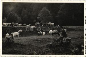 1941 Szováta-fürdő, Baile Sovata; pásztor, erdélyi folklór / herd, shepherd, Transylvanian folklore