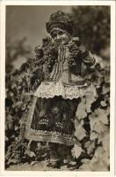 Sió vidéki leány szőlővel / Hungarian folklore, girl with grapes