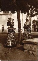 1928 Mezőkövesdi parasztlányok ünneplőben. Mészöly felvétele / Hungarian folklore, peasant girls from Mezőkövesd in festival costumes (EB)