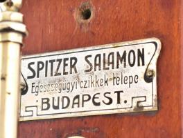 Antik WC lehúzó. Réz, fa alapon, Spitzer Salamon táblájával jelzett, lánccal, szép állapotban. 27 cm