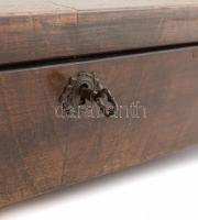 Fa asztali láda. Politúrozott. Zárral, kulccsal. 40x29 cm sérülésekkel