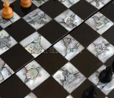 Sakk készlet. Gyöngyház berakásos lakkozott fa, réz kapcsokkal 38x38 cm