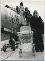 cca 1975 Repülőtéri nyílt nap, katonai repülő bemutatóval, fotó, jó állapotban, 24×18 cm