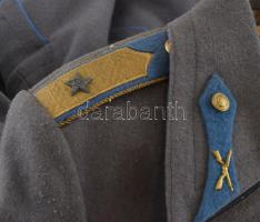 cca 1960 Rendőrtiszti egyenruha részei. Tányérsapka, szövet köpeny, rangjelzésekkel