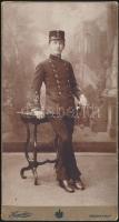 cca 1900 Rózsahegyi (Felvidék) katonakadét, műtermi kabinetfotó, Hegedűs műterméből, 20×10,5 cm