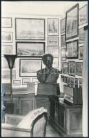 cca 1960 báró Hatvany Lajos (1880-1961) író, mecénás szobarészlete az őt ábrázoló mellszoborral, fotó, jó állapotban, 14×9 cm