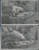cca 1975 Guminő egy kertben, gyakorlatozás közben, 2 db magyar vonatkozású fotó, 13×8,5 cm