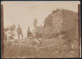 cca 1915 Ágyú fedezékben a fronton kilövés előtt, fotó, 11,5×8,5 cm