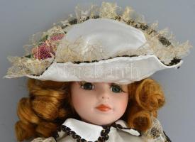 Porcelánfejű és -kezű baba elegáns ruhában, cipőben és kalapban, h: 40 cm