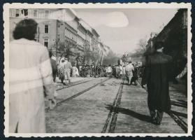 1956 Budapest, tömeg az utcán, 8×5,5 cm