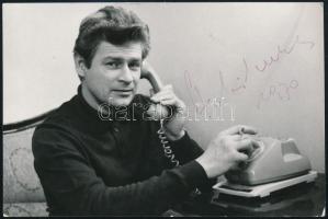 Stanisław Mikulski (1929-2014) lengyel színész aláírása őt ábrázoló képeslapon
