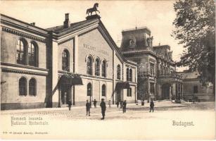 Budapest VIII. Esterházy utca (Nemzeti Múzeum mögött), Nemzeti lovarda, Károlyi palota (1857-ben Ybl Miklós tervei alapján épült, a háborúban megsérült, majd 1945-ben a Műemlék Bizottság tiltakozásának ellenére is lebontották). Divald Károly 265. sz.