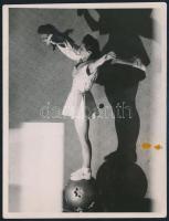 cca 1930-1940 Mozdulatművészet, fotó, foltos, 11,5×8,5 cm