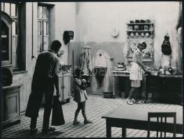1971 Családi életkép a konyhában, fotó, 24×18 cm