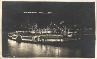 Budapest XI. Citadella és Gellért szobor éjjel, kivilágított Zsófia gőzhajó. Foto Orelly photo  (EK)