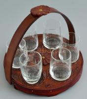 Iparművész fa és bőr asztali kínáló tálca füllel, 6 db metszett üveg pohárral, egyik pohár pótolt, a...