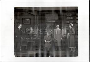 cca 1930-1940 Az Úriemberek a Művész Színházban, feliratozott fotó, felületén törésnyom, 29,5×23,5 cm