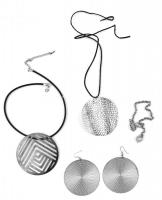 Bizsu tétel: ezüstszínű nagy méretű fülbevaló pár, 2 db nyaklánc ezüstszínű függővel, karkötő