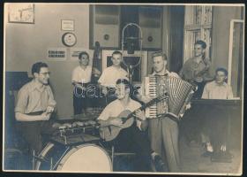 cca 1950 Zenekar a rádióban, fotó, 16×23 cm