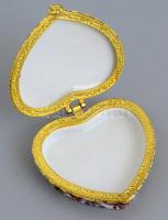 Szív-alakú virágmintás porcelán ékszertartó dobozka, matricás, jelzés nélkül, apró kopásnyomokkal, 7...