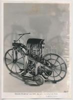 Daimler Niederrad, a világ első motorkerékpárja 1885-ben, fotó a Mercedes-Benz Fotodienst kiadásában, foltos, jobb szélén és alján felületi kopásokkal, 21x15,5 cm