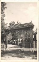 1941 Mikháza, Calugareni; Székely kapu a kolostornál / Transylvanian wood carved gate with cloister