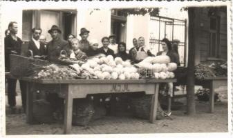 1942 Ungvár, Uzshorod, Uzhhorod, Uzhorod; Piac, zöldségárus / market vendors, greengrocer. photo