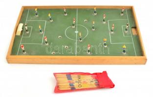 Asztali foci játék golyóval. Néhány figura hiánnyal. 52x30 cm + hozzá retro mikádó játék