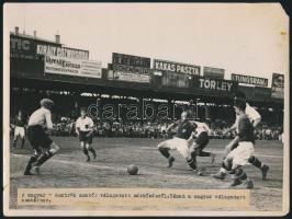 Magyarország-Ausztria amatőr mérkőzésen, feliratozott fotó, sarka hiányzik, 23×17,5 cm